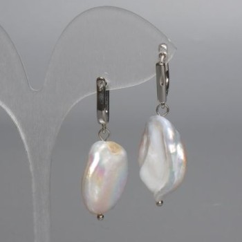 Boucles d'oreilles baroques en perles avec une teinte benzine, diamètre 18 mm + -, longueur 38 mm + -, fermoir anglais