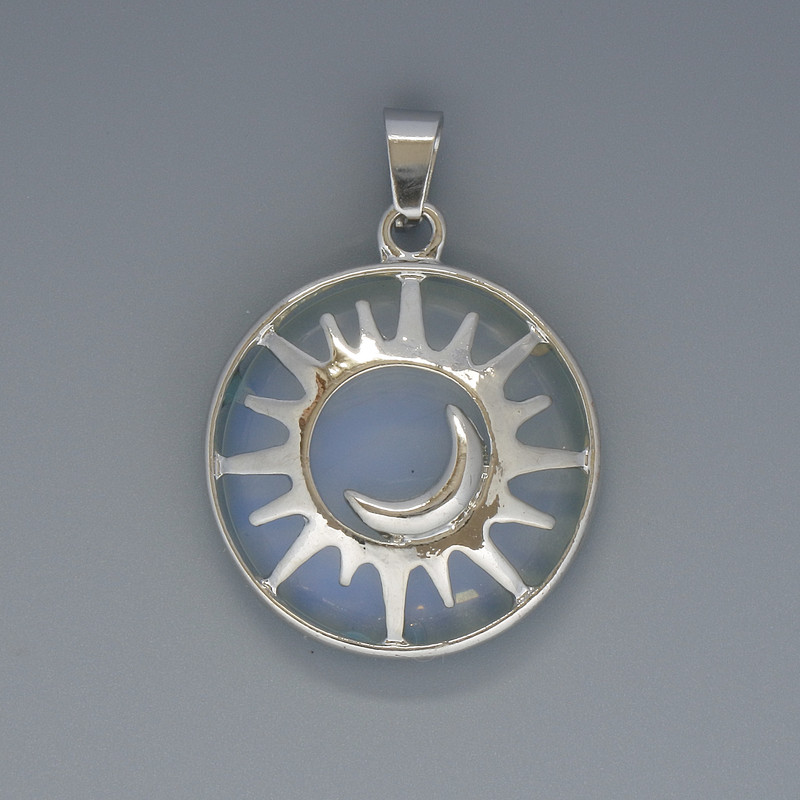 Pendentif Soleil en pierre de lune, diamètre 27 mm ±, longueur 37 mm ±, monture argentée