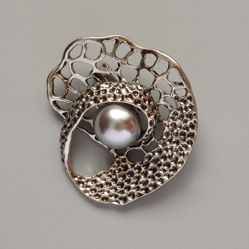 Broche Accent avec perle grise en métal argenté 41×39 mm