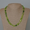 Collier en cristal vert facetté (teinté imitant le chromodiopside), diamètre 10×12 mm ±, longueur 49 cm ±