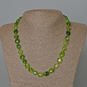 Collier en cristal vert facetté (teinté imitant le chromodiopside), diamètre 10×12 mm ±, longueur 49 cm ±