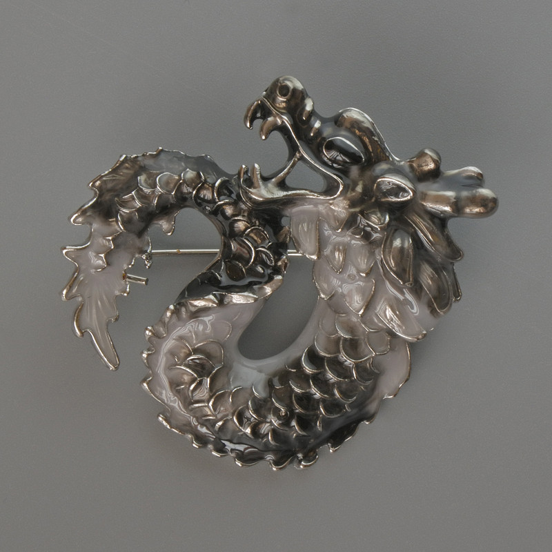 Broche-pendantif Dragon émail noir et gris, métal argenté 42 × 42 mm