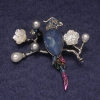 Broche-pendentif perroquet bleu cristal, strass colorés et perles, métal argenté 50 × 48 mm