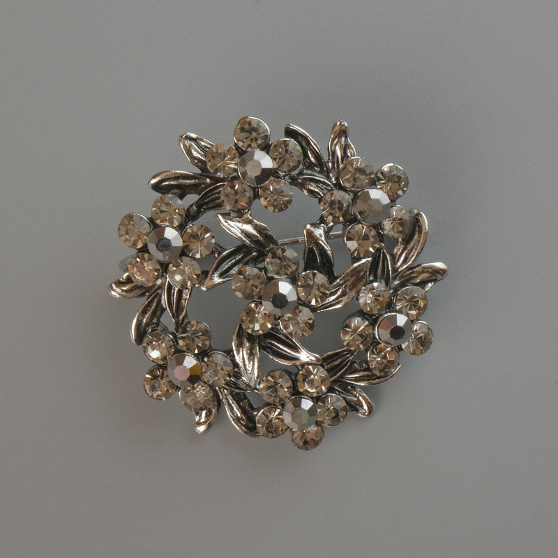 Broche Fleur, strass gris, métal argenté, 37×37 mm