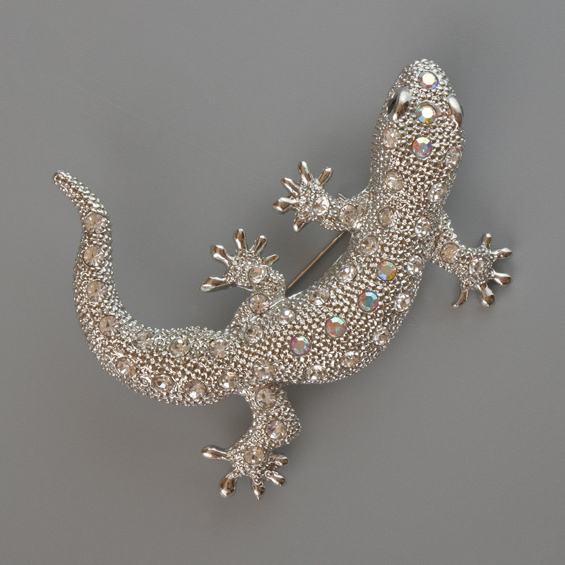 Broche-pendante Lézard, strass blancs et roses, métal argenté clair 54×46 mm