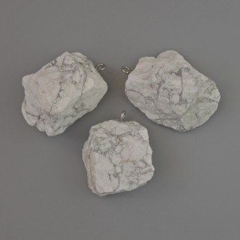 Pendentif en howlite brute, dimensions de 28×21 à 36×25 mm ± assortiment