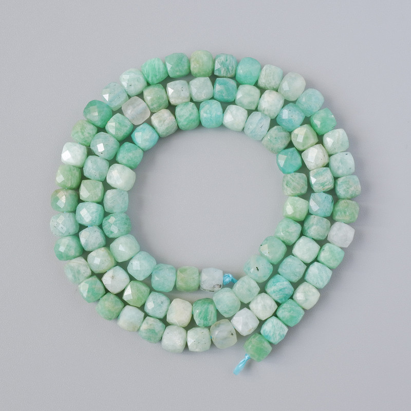 Perles d'amazonite naturelles, cubes facettés, diamètre 4 mm ±, longueur 39 cm ± sur fil