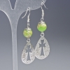 Boucles d'oreilles varisite vert salade (press.) boules lisses, diamètre 10 mm, 19,5×31 mm ±, longueur 63 mm ± avec inserts métalliques