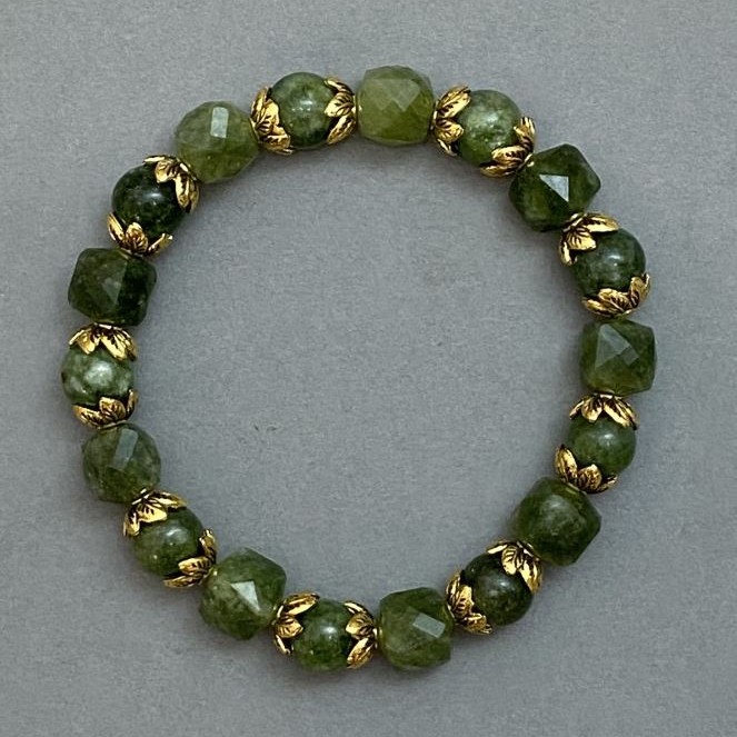 Bracelet en jadéite – cubes, diamètre 9 mm ±; perles, diamètre 8 mm ±, longueur 18 cm ±, élastique avec inserts