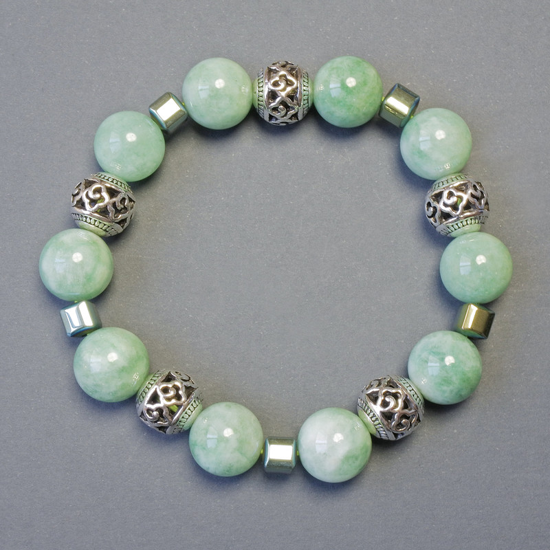 Bracelet jadéite – billes lisses, diamètre 12 mm ±, cube d'hématite, diamètre 5×5 mm ±, longueur 18 cm, élastique