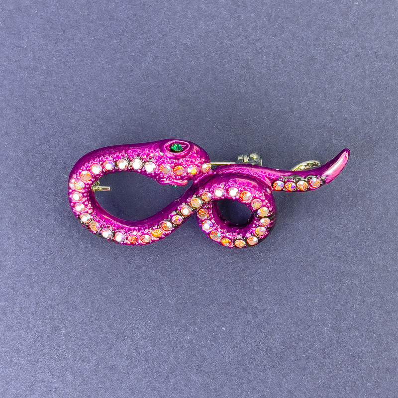 Broche-pendentif « Serpent » émail rose avec strass arc-en-ciel et métal argenté 44 × 20 mm +