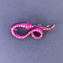 Broche-pendentif « Serpent » émail rose avec strass arc-en-ciel et métal argenté 44 × 20 mm +