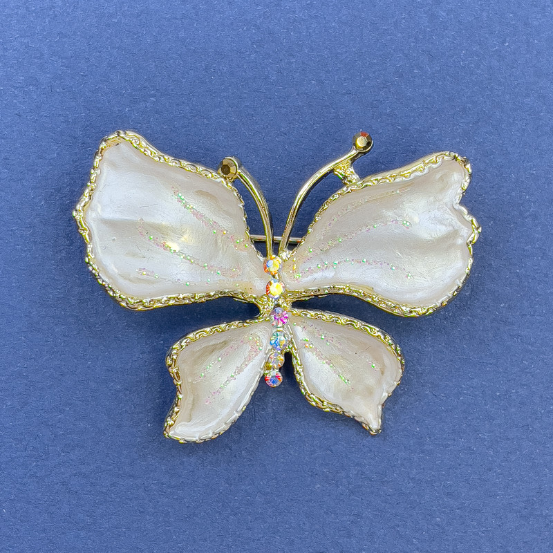 Broche «Papillon» strass blancs sur métal doré, diamètre environ 44 mm, longueur environ 33 mm