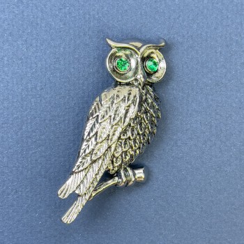 Broche chouette avec strass verts, métal argenté, diamètre 27 mm ±, longueur 52 mm ±