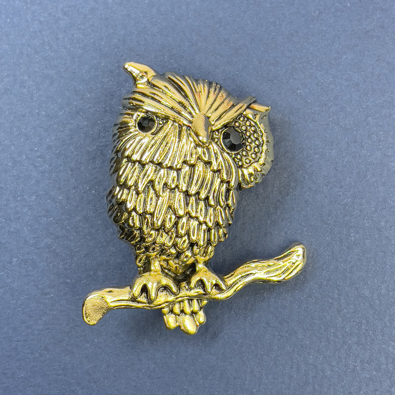 Broche Hibou, strass noirs, métal doré, diamètre 28 mm ±, longueur 45 mm ±