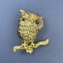 Broche Hibou, strass noirs, métal doré, diamètre 28 mm ±, longueur 45 mm ±