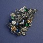 Broche Accent strass multicolores 48×35 mm +/- métal argenté