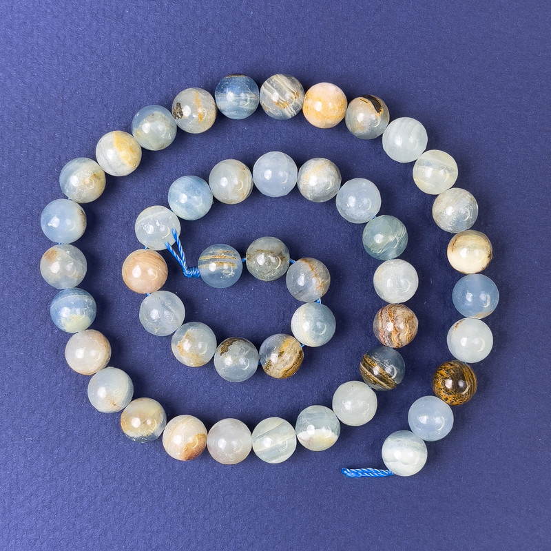 Perles de calcite, boules lisses 8 mm sur fil, longueur 39 cm+