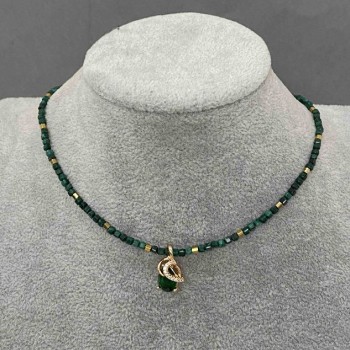Choker en malachite facettée en cube, diamètre 2 mm ±, avec pendentif en métal doré, longueur 36–40 cm ±, avec fermoir