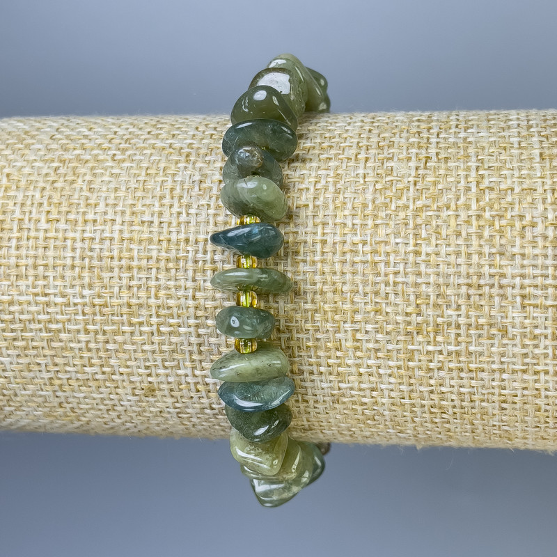 Bracelet éclats de tourmaline, diamètre 8-13×3 mm ±, avec perles de rocaille, longueur 18 cm ±, élastique
