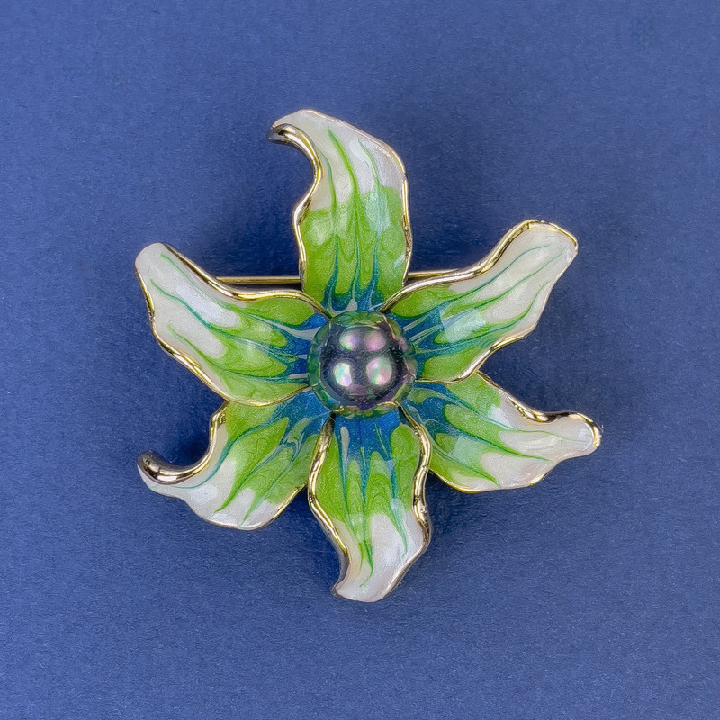 Broche «Fleur», diamètre d'environ 45 mm, émail vert et perle