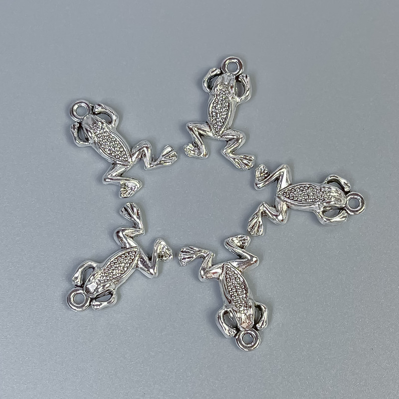 Pendentif Grenouille couleur argent, dimensions 20×13×3 mm ± ouverture, diamètre d’environ 1,5 mm ± emballage 20 g (~ 18 pièces)