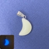 Pendentif Lune en onyx qui brille dans l'obscurité, lueur bleu clair, pierre naturelle 11 × 18 × 5 × 28 mm+