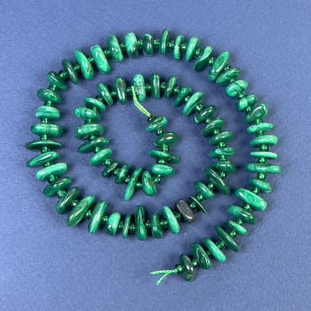 Perles de malachite en éclats 8-13×4 mm +- sur fil, longueur 41 cm+- avec rocailles 3 mm+-