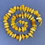 Perles d'ambre éclats 9–12×3–5 mm, avec rocailles de 2,5 mm sur fil, longueur 39 cm