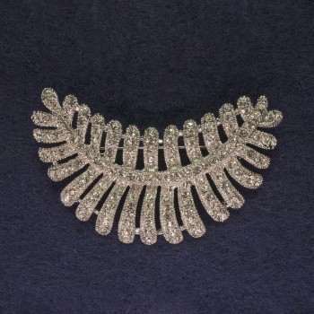 Broche Plume, strass blancs, métal argenté, diamètre 50 × 43 mm +