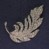 Broche Plume, strass blancs, métal argenté, diamètre 60 × 31 mm +