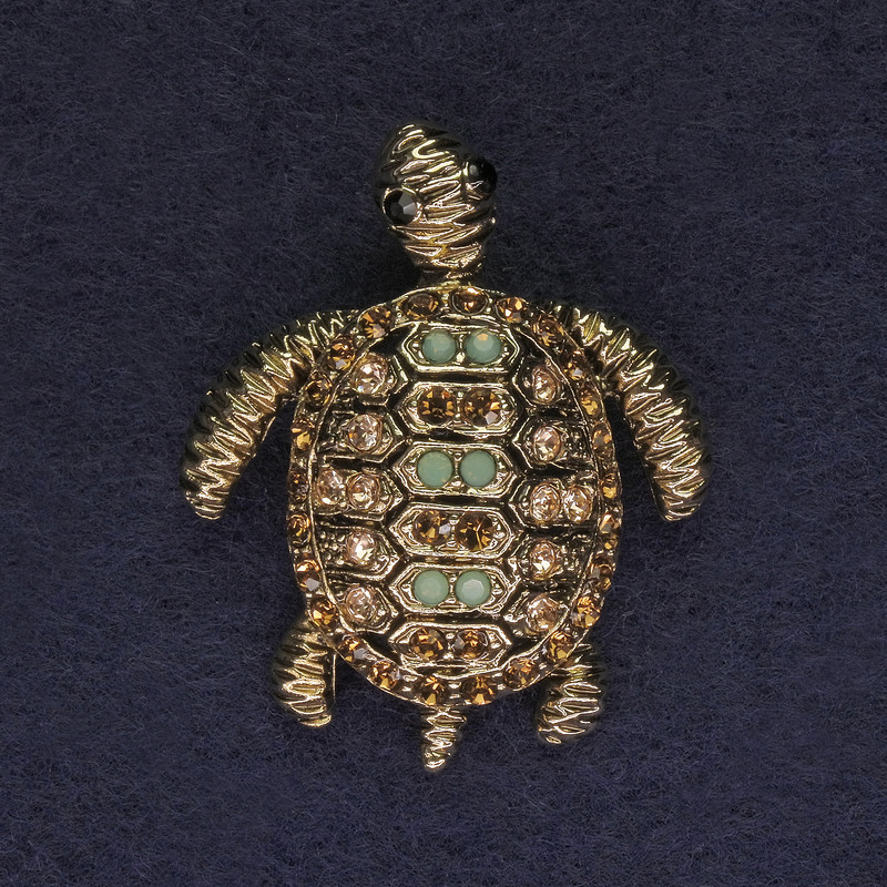 Broche-pendentif «Tortue» avec strass multicolores, métal doré, 37×32 mm +