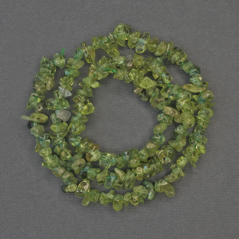 Perles de chrysoprase éclats, diamètre environ 5×3 mm, montées sur fil, longueur environ 40 cm