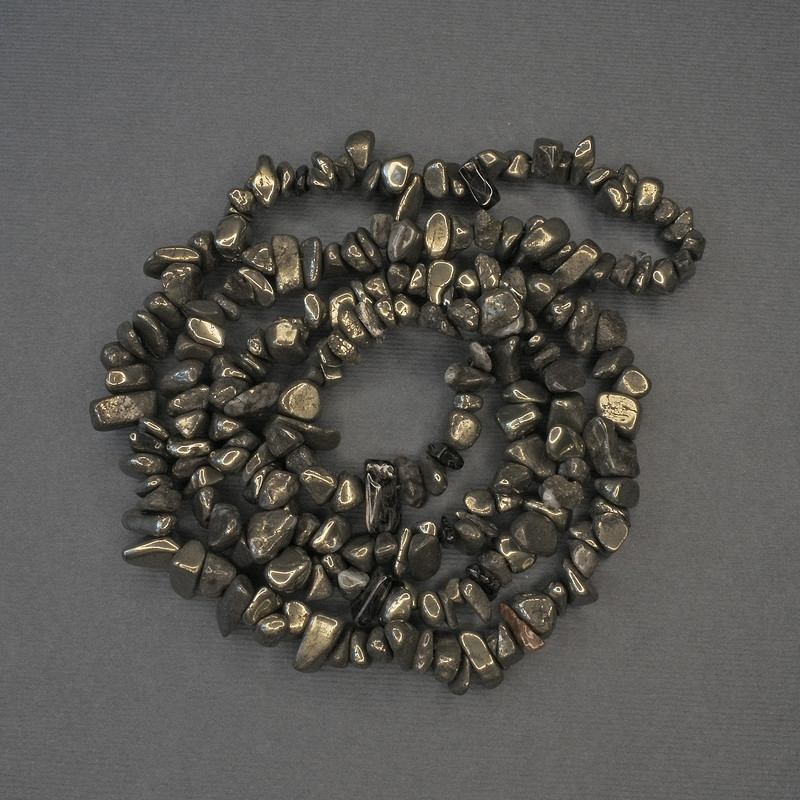 Perles de pyrite éclats sur fil 6–9 × 3–6 mm, longueur 76 cm+
