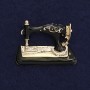 Broche machine à coudre émail noir couleur métal doré 36×28 mm+