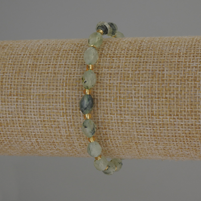 Bracelet en prénite facetté, perles 8×6 mm, avec perles de 3 mm ±, longueur 18 cm, élastique