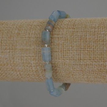 Bracelet en calcite bleue, perles cylindriques diamètre 10×6 mm et rocaille 3 mm +/-, longueur 18 cm +/- élastique
