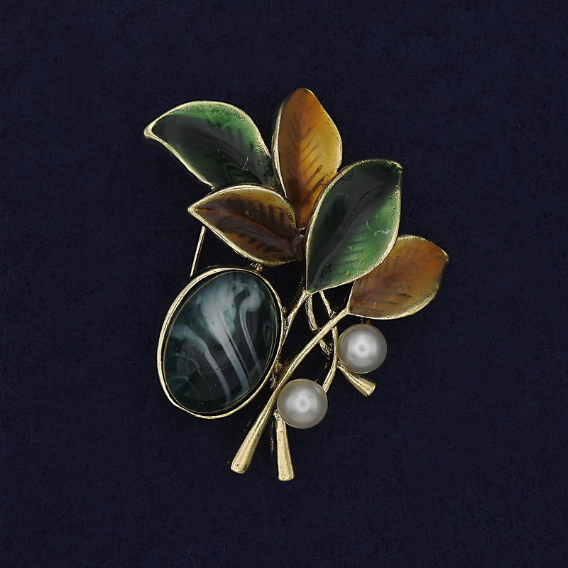 Broche « Branche avec cabochon et perles », émail coloré sur métal doré, 48 × 40 mm +