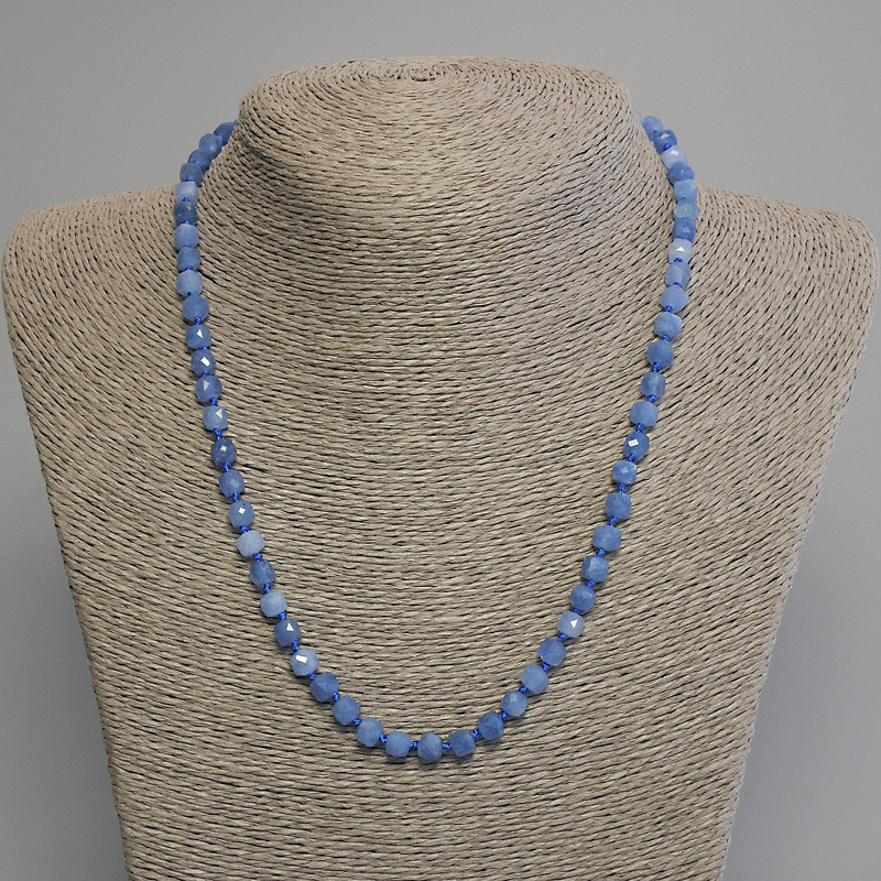 Collier en aigue-marine facetté en cubes, diamètre 5 mm ±, longueur 45 cm ± avec fermoir