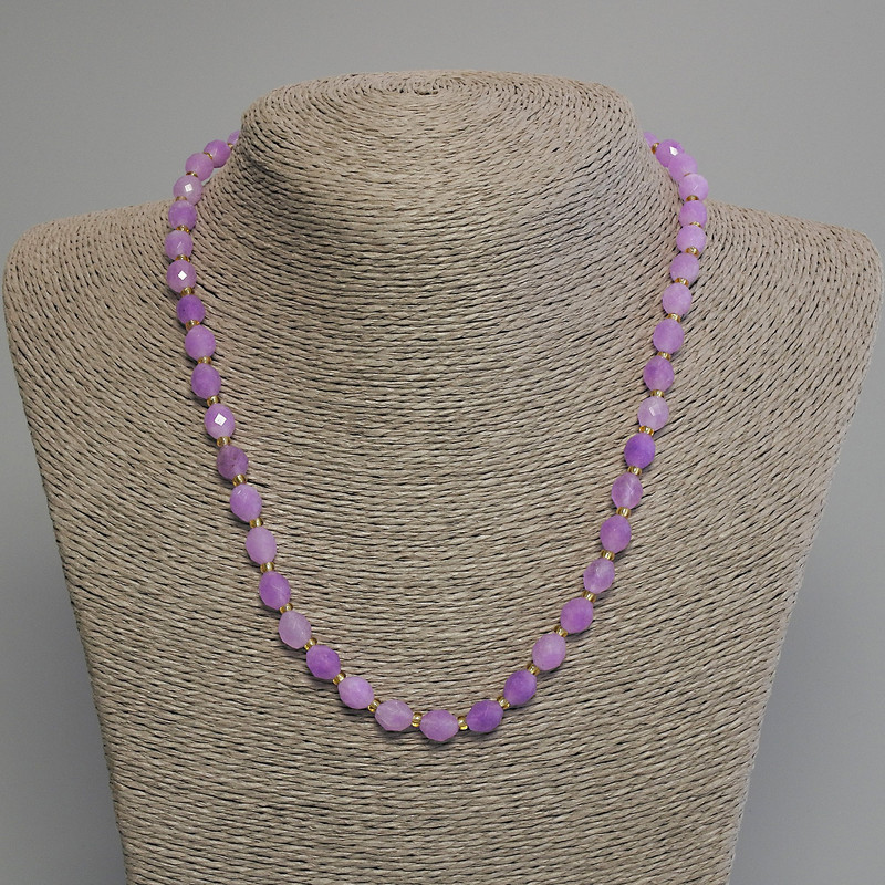Collier en améthyste lavande, perles facettées 8x6 mm ±, rocailles 3 mm ±, longueur 45 cm ±, avec fermoir