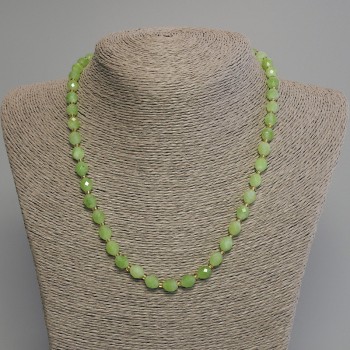 Collier en chrysoprase et olivine, perles facettées 8×6 mm ±, perles de rocaille 3 mm ±, longueur 45 cm ± avec fermoir