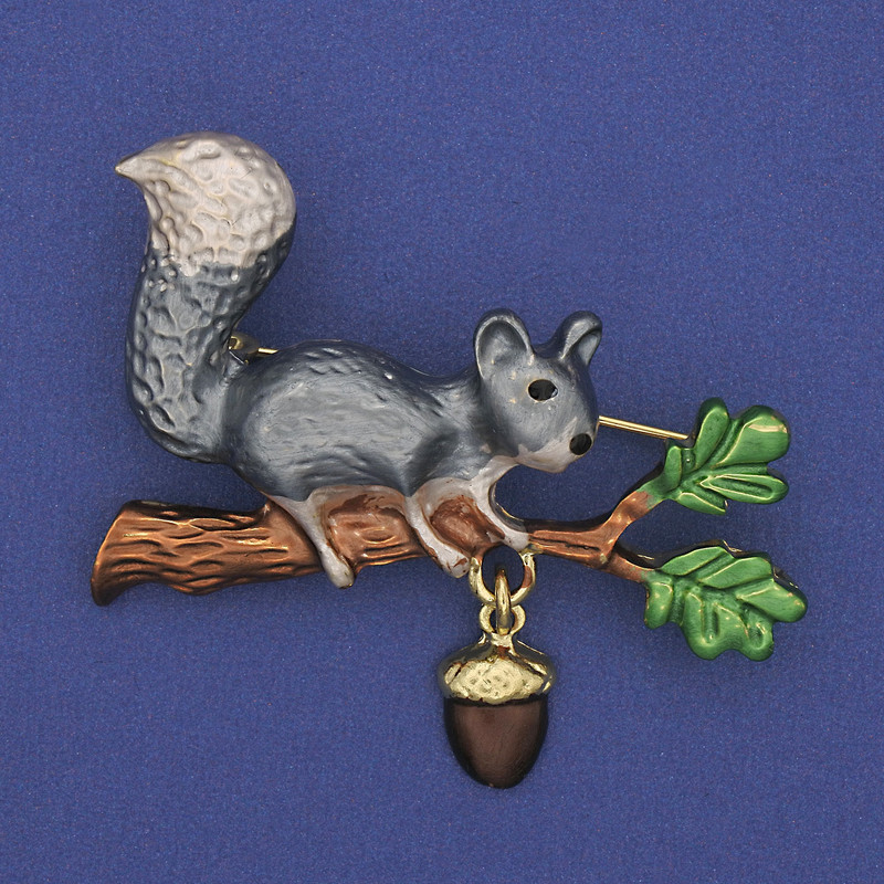 Broche-pendante Écureuil émaillé doré, 49 × 33 mm ± métal doré