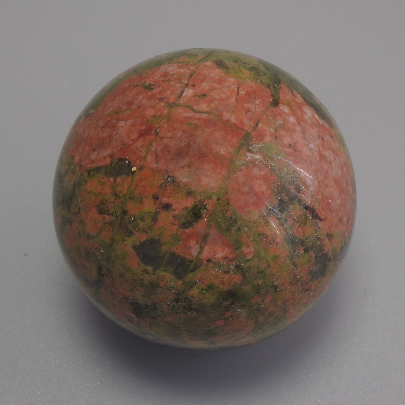 Boule souvenir en héliotrope naturel, diamètre 30 mm et plus