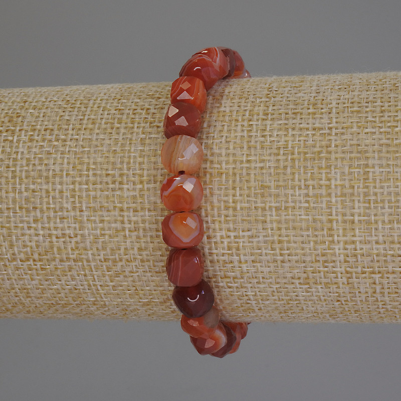 Bracelet en agate facettée en cubes, diamètre 7×7 mm ±, longueur 18 cm ±, élastique