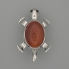 Broche-pendentif « Tortue » en cornaline, 52 × 35 mm ± éléments mobiles en métal argenté