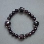 Bracelet en grenat – galets, diamètre 14×12 mm ±, billes de 8 mm ±, avec inserts métalliques, longueur 18 cm (élastique)