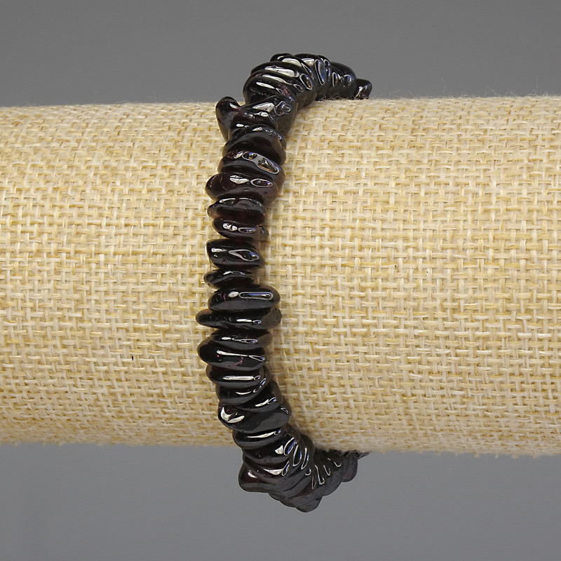 Bracelet en éclats de grenat 7–9×3–5 mm ±, longueur 18 cm ±, élastique