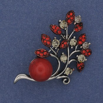 Broche en forme de brindille avec perle de corail et strass, métal argenté, 48×28 mm
