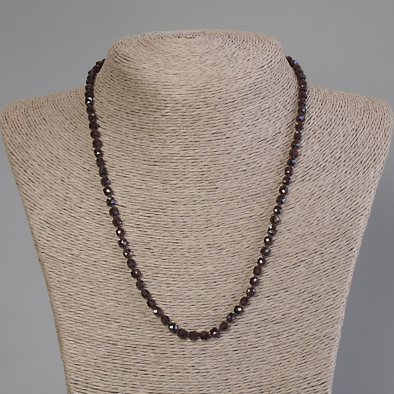 Collier en grenat facetté en cubes, diamètre 4×4 mm, longueur 50 cm ± avec fermoir