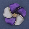 Broche-pendentif «Fleur» blanche et violette, émail mat, strass violets, métal doré 49x49 mm+